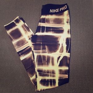 Nike pro dri-fit blk & wht leggings